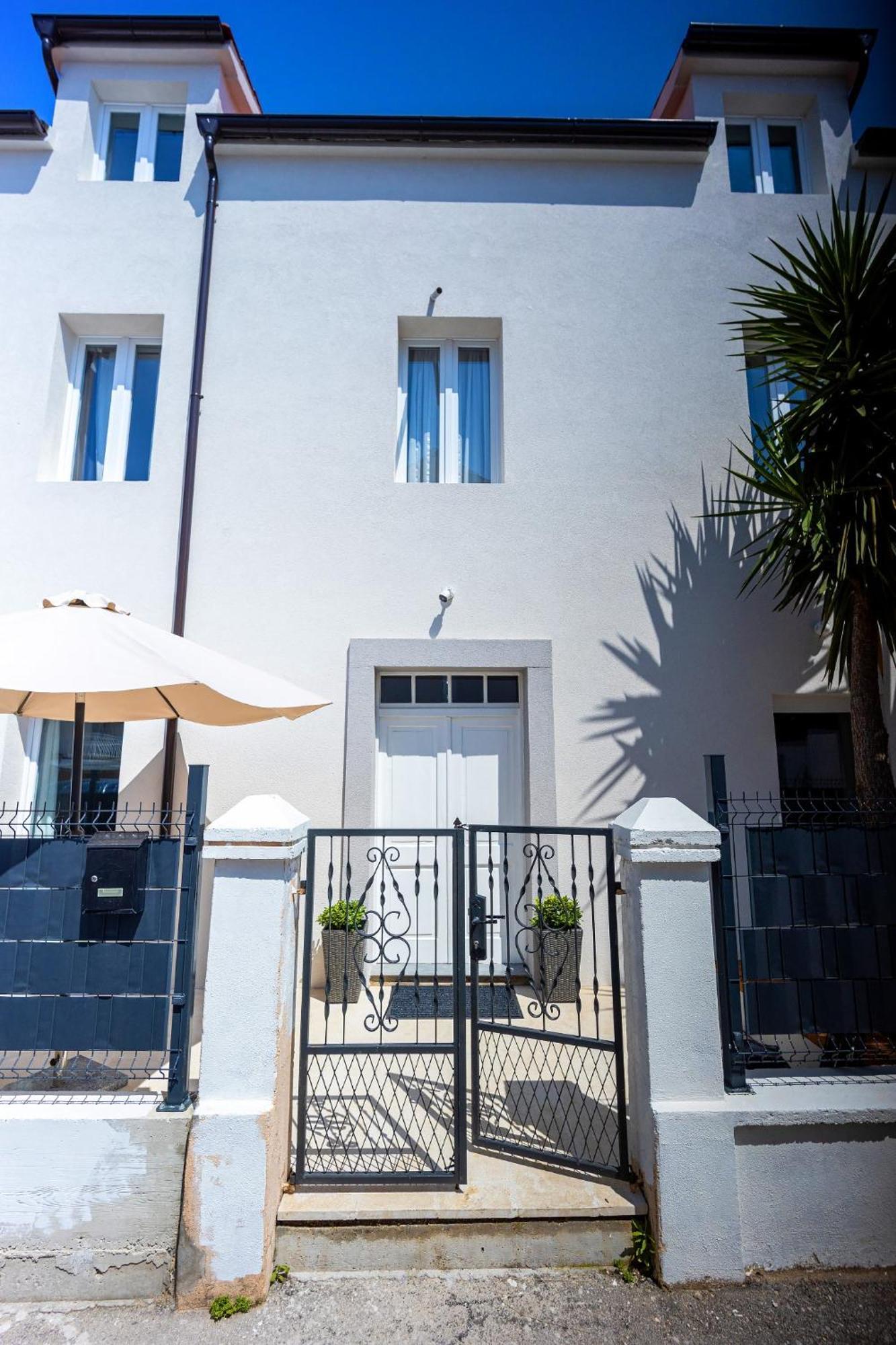 Studio Apartments Yucca, 2-Min To The Beach And 5 To Trogir Exterior foto