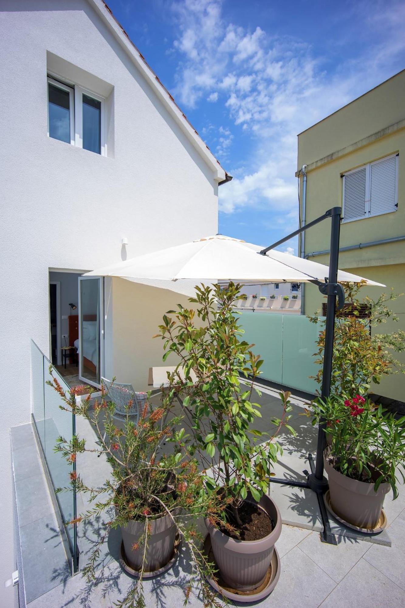 Studio Apartments Yucca, 2-Min To The Beach And 5 To Trogir Exterior foto